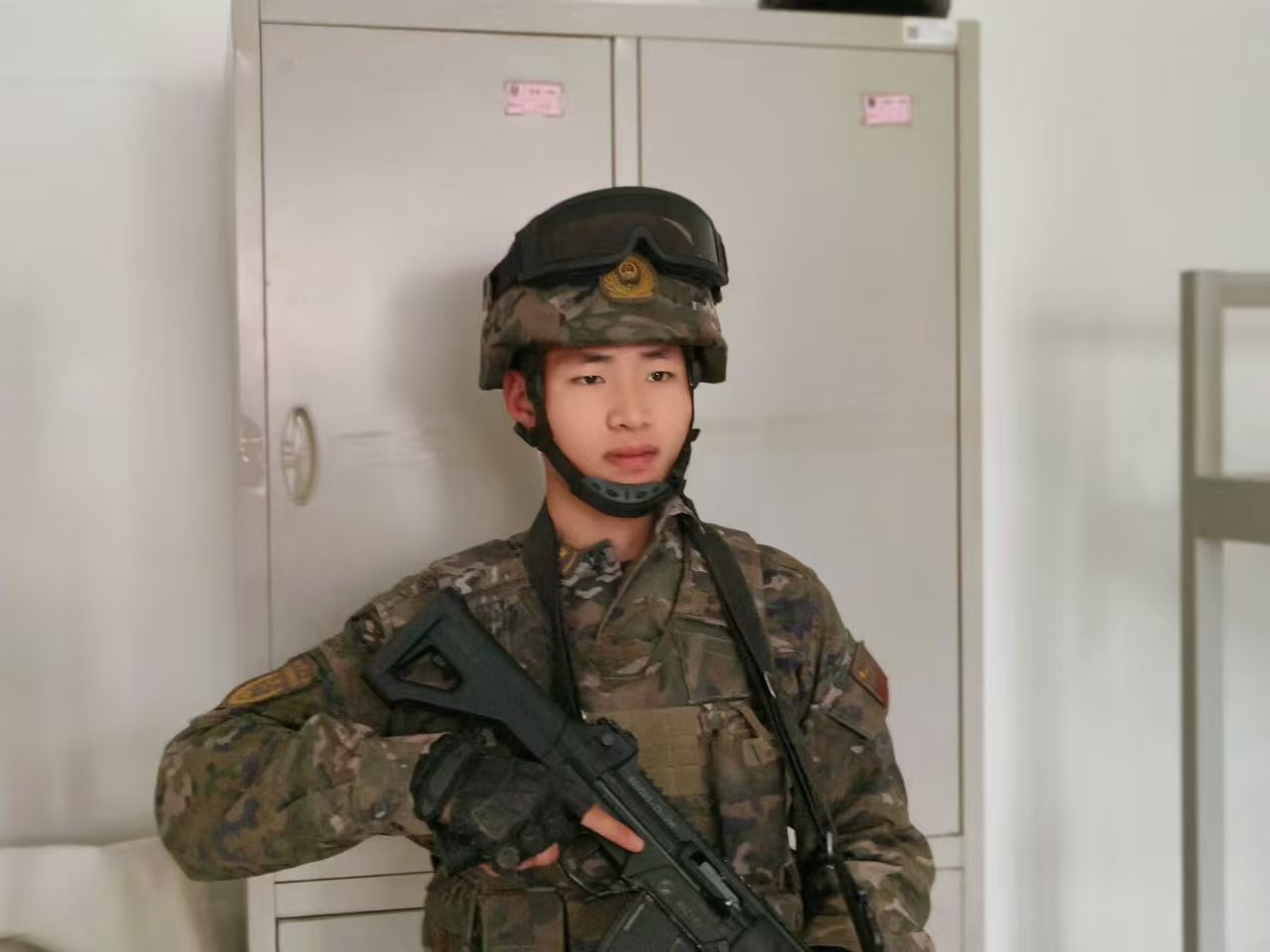 下方有资料照片，挡脸的可以找我看照片哦，相中的私聊我介绍认识02